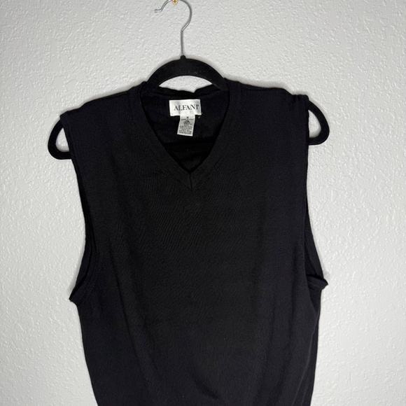 Vintage Men's Alfani Black V-neck sweatr vest 100% wool size Medium - Picture 3 of 8